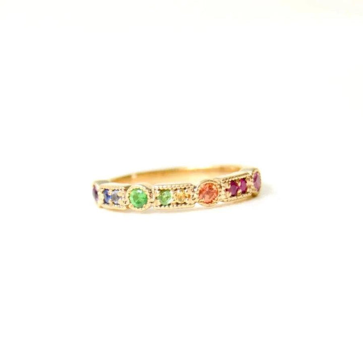 anpe atelier trine ji ring rainbow ring in 14 carat gold with rainbow colored stones on a white background. Model 27-trineji-rainbow-001-1