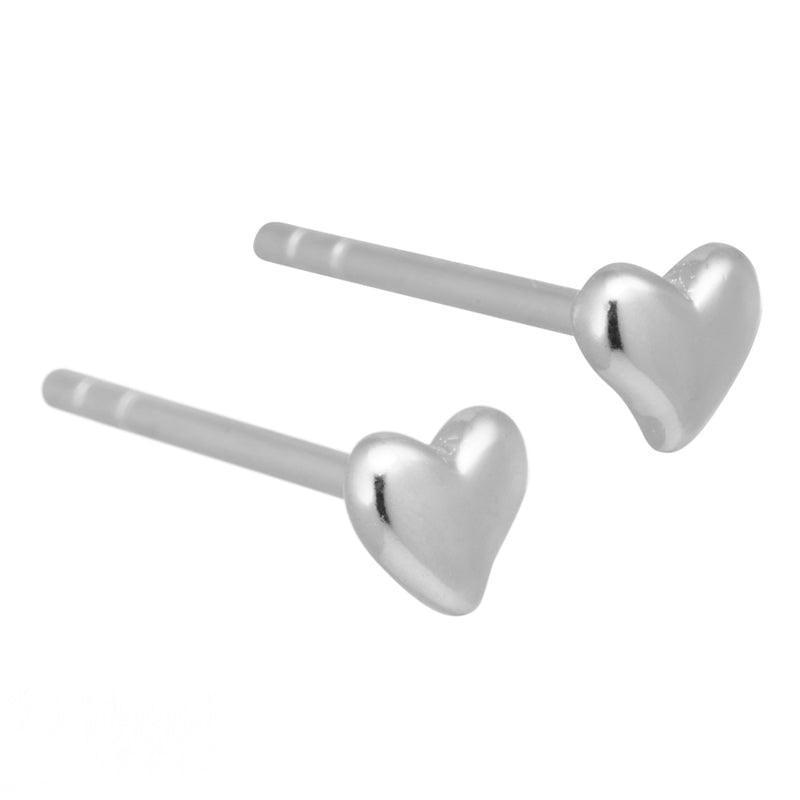 Aqua Dulce Karla earrings silver shows a pair of small heart-shaped earrings in shiny silver. Model 3899-3899-1