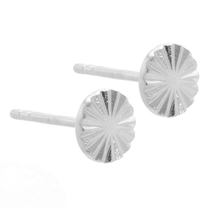 Aqua Dulce Line Coin earrings in silver with grooved, round surface. Model 4118-4118-1.