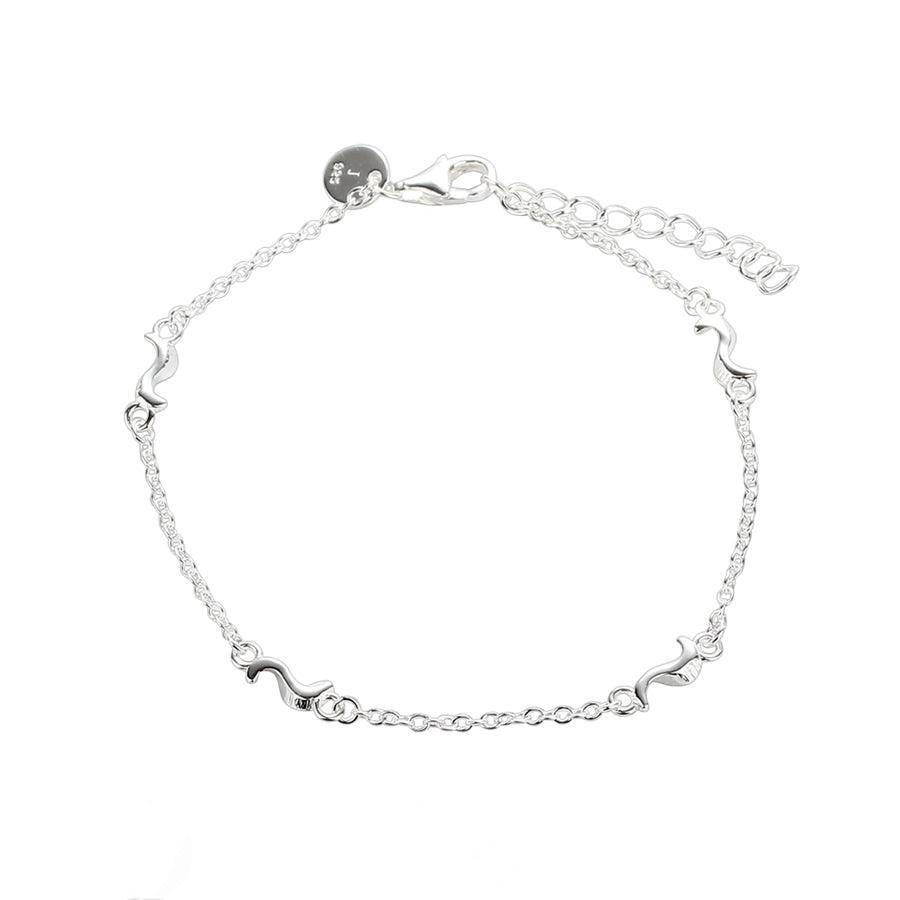 Aqua Dulce Rhumba Bracelet Silver shows an elegant silver bracelet with wavy details and adjustable chain. Model 5103-5103-1