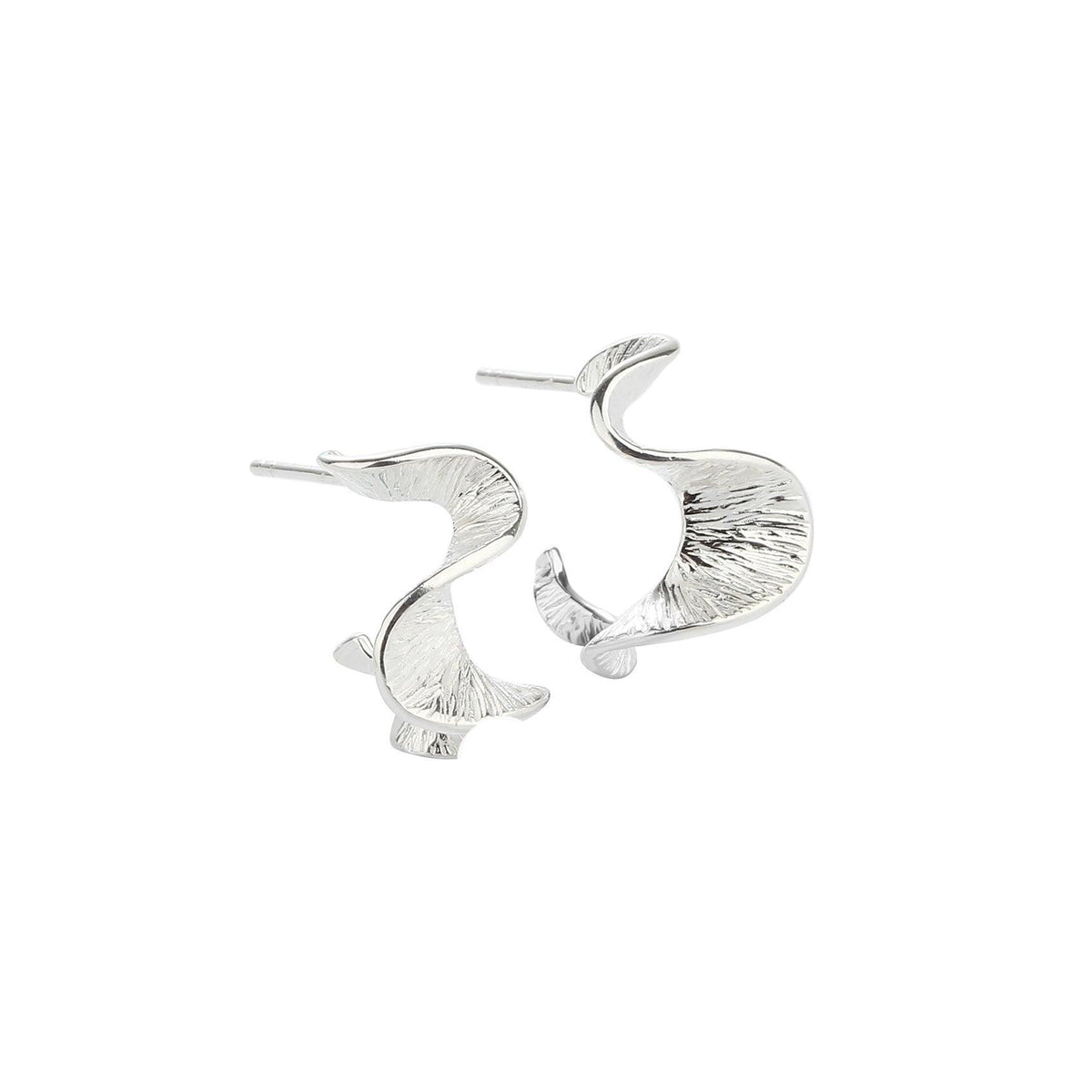 Aqua Dulce Rhumba Earrings Silver 20mm showcases a pair of twisted, sculptural silver earrings with a matte finish. Model 5097-5097-1