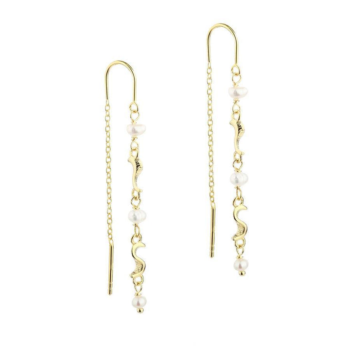 Aqua Dulce Rhumba Thread Earring Silver plated, elegant gold ear chains with wavy details and pearls. Model 5177-5177-1