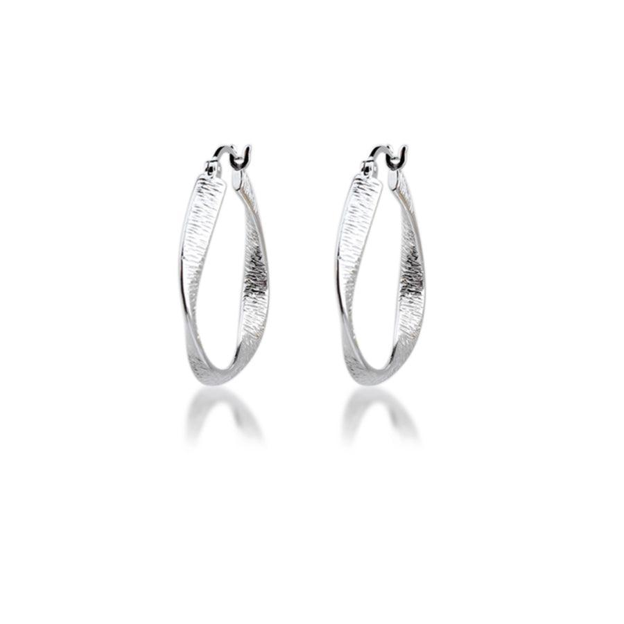 Aqua Dulce Twisted Lines Creoles 28mm silver, two twisted earrings in shiny metal seen from the front. Model 5186-5186-1.