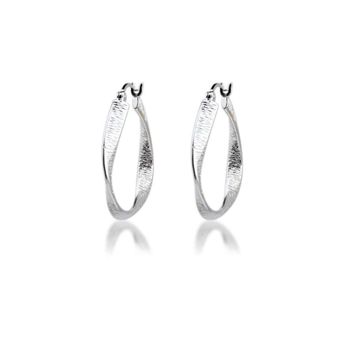 Aqua Dulce Twisted Lines Creoles 28mm silver, two twisted earrings in shiny metal seen from the front. Model 5186-5186-1.