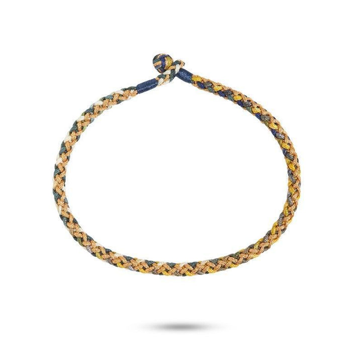 Carre Candy Armband shows a braided bracelet in shades of blue and gold with a knot closure. Model BB4173-1