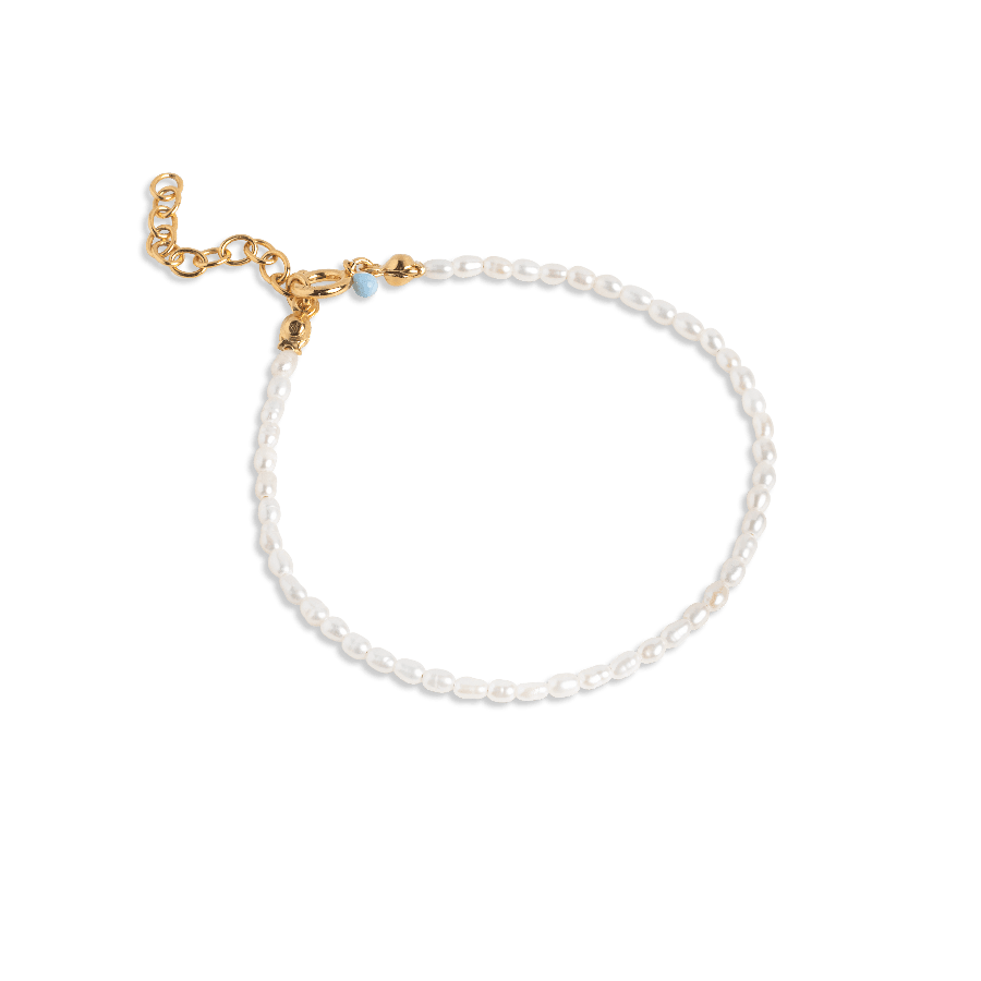 enamel erna pearl bracelet with white freshwater pearls and gold-coloured chain lock on a blue background. Model b110g-b110g-1