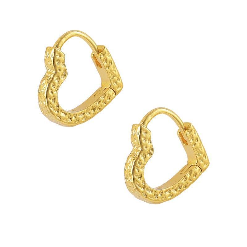 Hultquist Copenhagen Freya earrings, golden color with hammered texture in closeup. Model S08104G