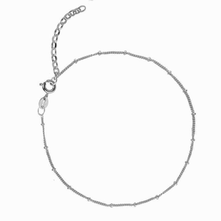 jeberg-jewellery-nelly-solv-anklekaede shows a simple and elegant silver anklet with small details. Model 4502-S-1
