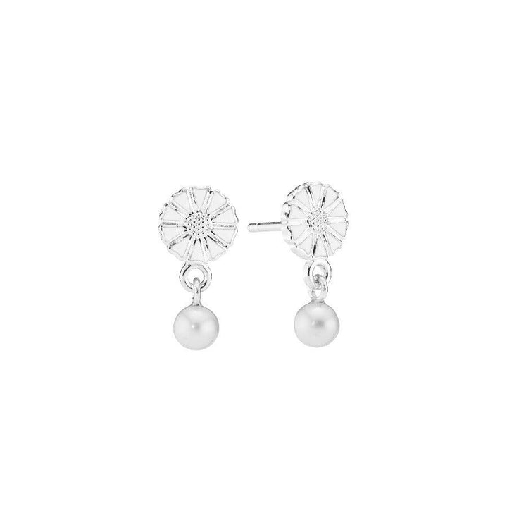 Marguerite silver ear studs with pearls, detail image of silver flower with round pearl. Model 9095039-4-33-h