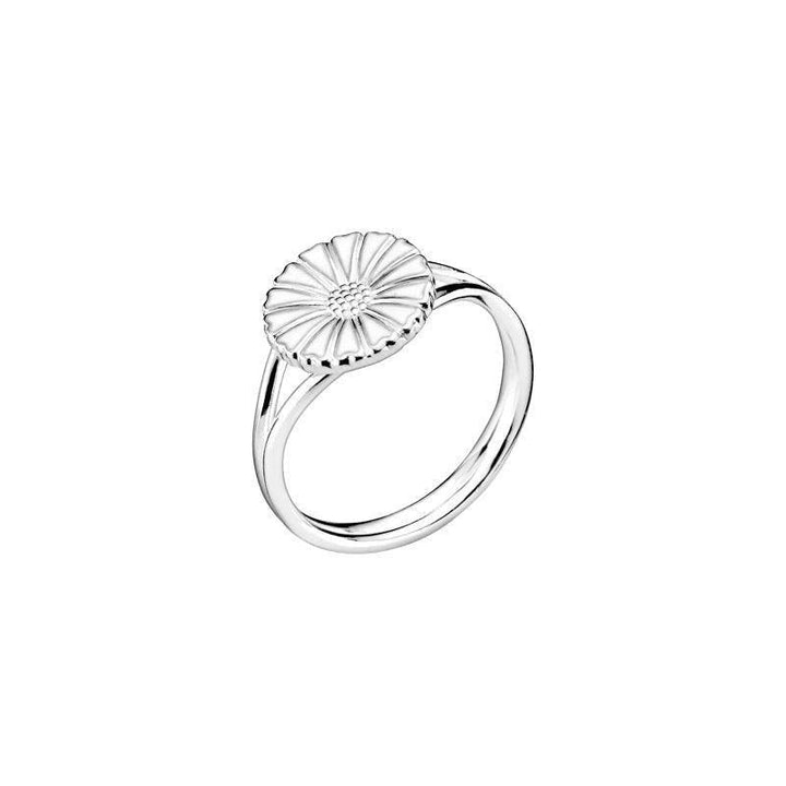 Daisy silver ring 11 mm shows an elegant silver ring with a daisy flower motif. Model 907011-H-001-1.