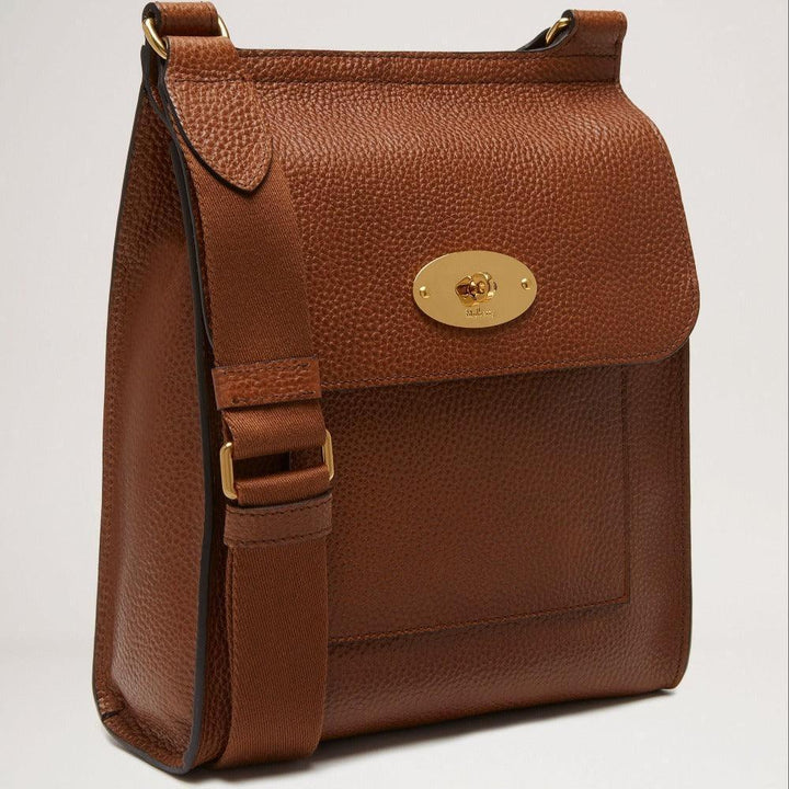 Mulberry Antony N Small Classic Grain Oak shoulder bag in brown leather with gold-colored buckle. Model HH8737552G110