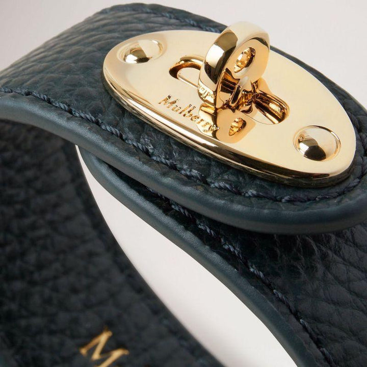Mulberry bracelet Bayswater leather mulberry green with golden buckle, detail of clasp. Model QB2157205Q633