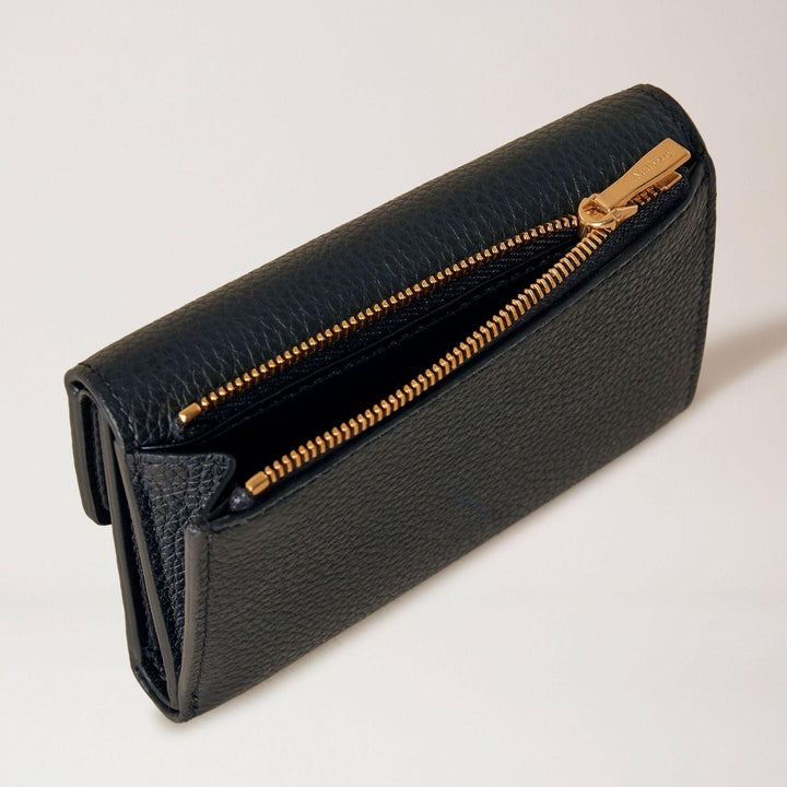 Mulberry Purse Darley Folded Multicard Black seen from an oblique angle with black leather and gold zipper, Model RL6665205A100