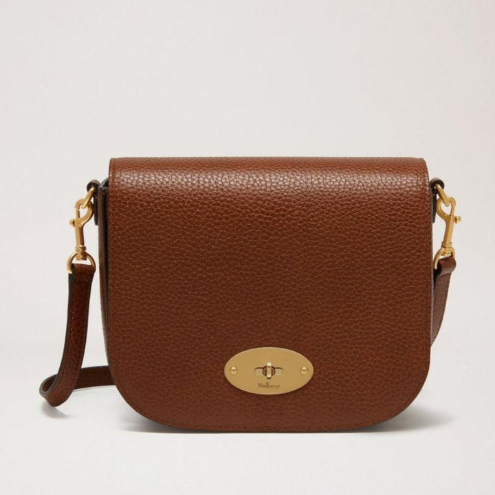 Mulberry Small Darley Satchel oak in classic structured brown leather, with gold-colored buckle. Model RL7414552G110