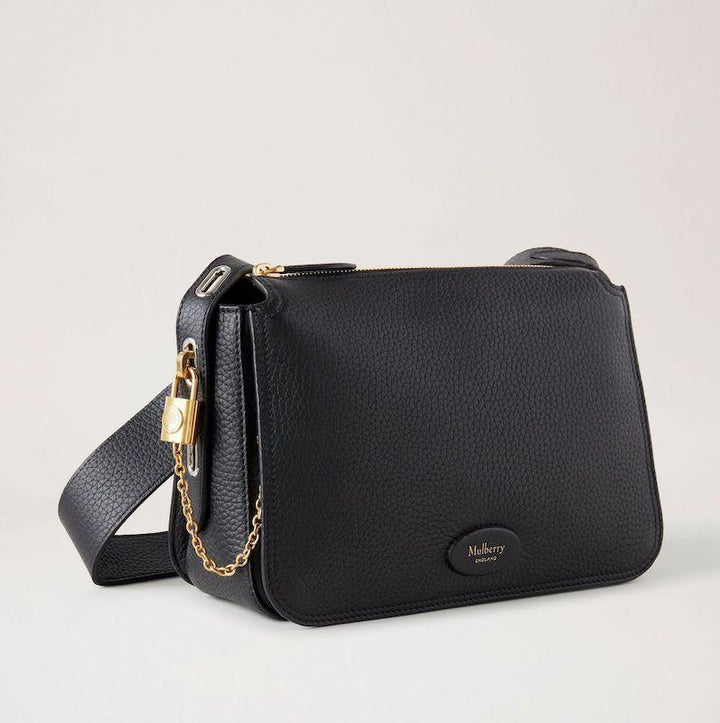 Mulberry Bag Billie Small Classic Grain Black shows a black shoulder bag in embossed leather with gold details, Model hh8301205a100.