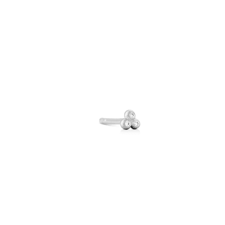 RO Copenhagen 18kt Orbit Dot earrings white gold with three small balls in a minimalist style. Model 119164-1