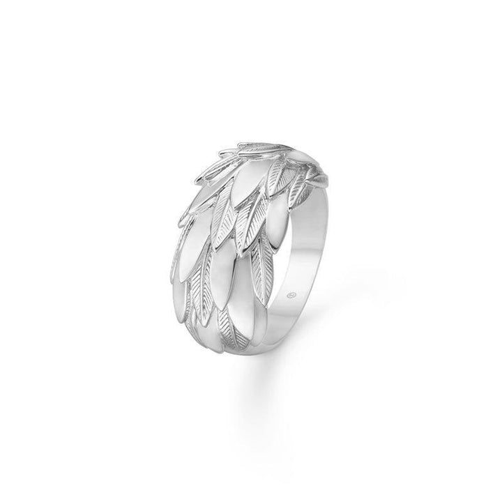 solv-papagena-ring-from-mads-z shows a wide silver ring with detailed, overlapping feathers. Model 2140081-001