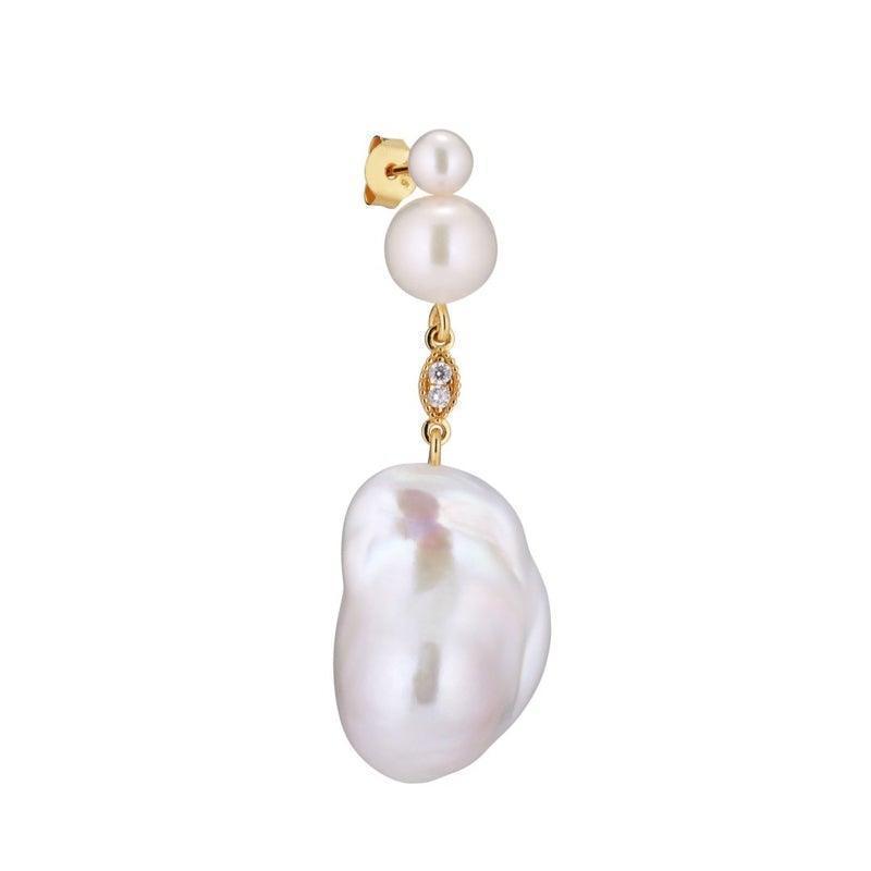 Cherie Pearl Earring shows an elegant earring in gold with white pearls and sparkling zircons. Model FW2014-1