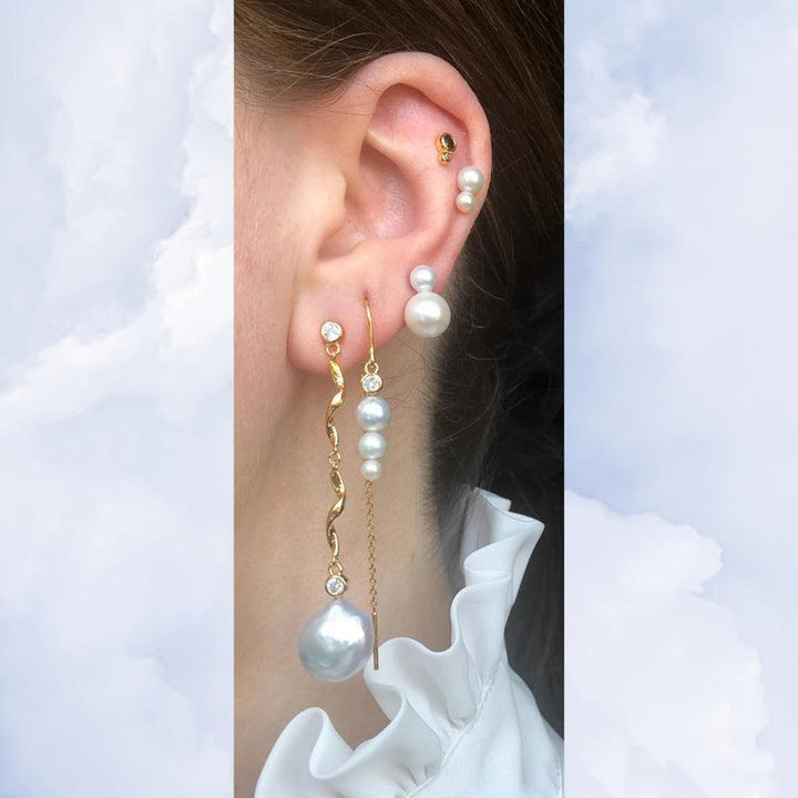 Nuit Hook Threader Kaede Earring with gold details and white pearls is worn on the ear. Model SS2220-2