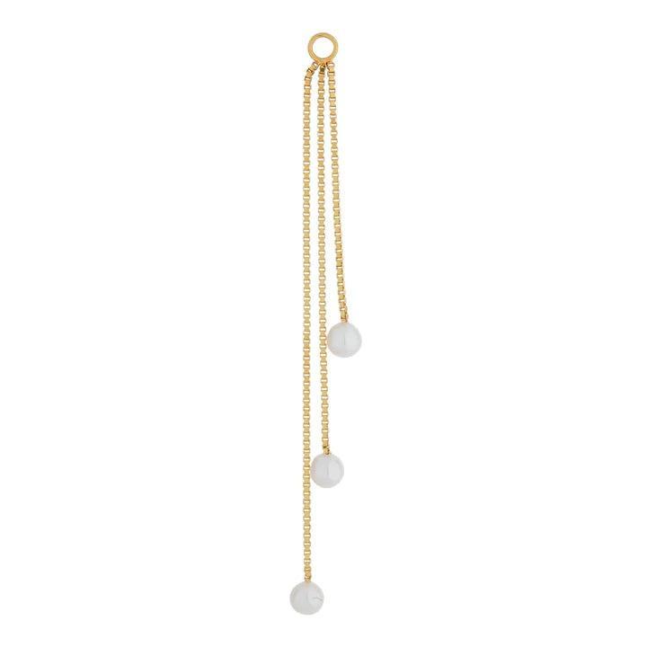 The Earring Shop Tassel Pearl Charm shows an elegant long earring in gold look with three white pearls. Model SS2223-1.